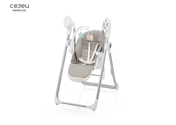 高い椅子に折り畳み式人間工学的に横たわることに与えている灰色の赤ん坊